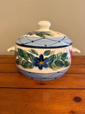 Vintage 1995 Gail Pittman 2qt casserole dish in the "Annabella" pattern